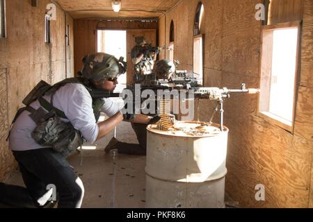 FORT IRWIN, California - Xi Armored reggimento di cavalleria Troopers sondaggio la città di Razish, National Training Center per chiamate in entrata assaltando elementi della Pennsylvania National Guard, 56th Stryker Brigade Combat Team, ventottesima divisione di fanteria, 8 agosto 2018. Questa fase di combattimento contestato la brigata di indipendenza è la sua capacità di catturare e trattenere un obiettivo urbana, contro un vicino-peer avversario. Foto Stock