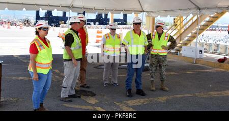 LTC John Cunningham tours il cantiere di appoggio in Ponce, Puerto Rico dove U.S. Esercito di ingegneri di logistica e di gestione dei materiali di lavoro per il personale di inventario per il ripristino di emergenza di materiali in supporto di uragano Maria gli sforzi di recupero, 9 agosto 2018. Il Corpo degli Ingegneri' assegnazione di missione per fornire la griglia dei lavori di restauro in Puerto Rico si è conclusa il 18 maggio 2018, ma Corpo degli ingegneri di supporto logistico di ripristino di emergenza materiali continuano fino a quando i materiali sono trasferiti al Puerto Rico Energia Elettrica autorità. Foto Stock