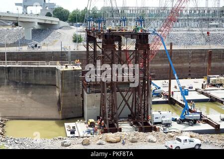 Gli Stati Uniti Esercito di ingegneri del distretto di Nashville e il suo fornitore partner Johnson fratelli mettere un 1.3 milioni di sterline guscio di calcestruzzo in posizione il 6 agosto 2018 su riverbed sull'estremità a valle del blocco del Kentucky dove sarà parte di un forziere dam e eventualmente una parte permanente della nuova parete di bloccaggio per il bloccaggio del Kentucky oltre progetto. È il primo dei gusci 10 che verrà collocata nel corso del prossimo anno. La serratura si trova a Kentucky Diga, che è un Tennessee Valley Authority al progetto sul fiume Tennessee miglio 22.4. Foto Stock