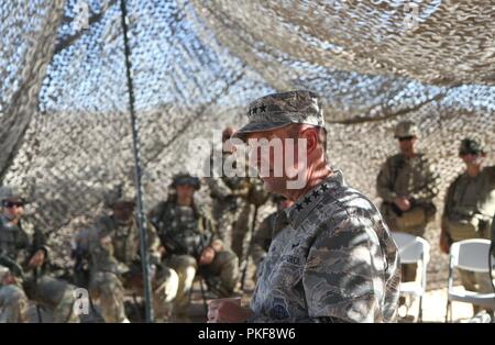 Gen. Giuseppe Lengyel, chief, Guardia Nazionale Ufficio di presidenza si riunisce con i soldati della 56th Stryker Brigade Combat Team presso il National Training Center, Fort Irwin, Ca il Agosto 6. Lengyel ha visitato la cinquantaseiesima SBCT durante il 18-09 formazione a rotazione NTC. Foto Stock