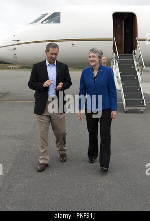 Segretario della Air Force Heather Wilson è accolto da Lt. Gen. Kenneth S. Wilsbach, Comandante del Comando in Alaska e la XI Air Force a base comune Elmendorf-Richardson, Alaska, Agosto8, 2018. Durante la sua visita Wilson piani per soddisfare con JBER aviatori e vedere personalmente la funzionalità uniche che portano al teatro pacifico. Foto Stock