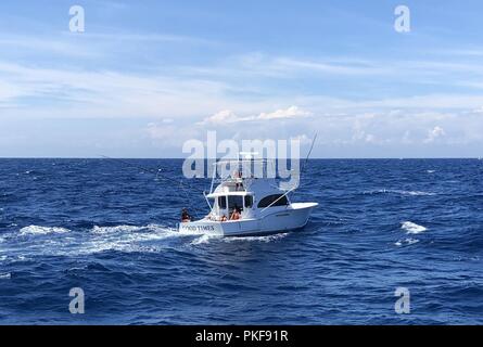 Stazione della Guardia costiera Hatteras barca di ingresso degli equipaggi a bordo di un 47-piede imbarcazione a motore e un 24-piede scopo speciale Craft - acqua poco profonda, fornire supporto di disidratazione il Agosto 9, 2018 come essi escort a 44 piedi barca a noleggio che è stato tenuto in acqua indietro al porto di Hatteras ingresso, N.C. Stati Uniti Coast Guard Foto Stock