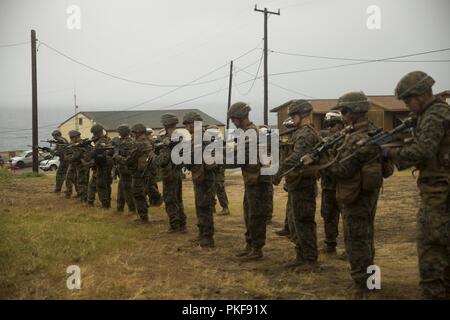 Stati Uniti Marines con 3d battaglione, 3d reggimento Marine caricare le loro armi prima di condurre un attacco di squadra gamma durante l'esercizio Bougainville ho presso la gamma Ulupau Training Facility in Marine Corps base Hawaii, Agosto 9, 2018. Bougainville I è la prima fase del pre-distribuzione del ciclo di formazione per il battaglione e di un esercizio focalizzata sulla creazione di piccole unità di abilità per aumentare la competenza in combattimento. Foto Stock