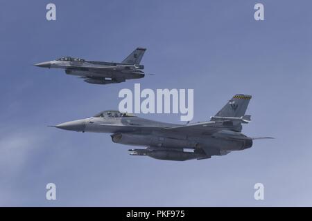 Due Repubblica di Singapore Air Force F-16s volare al di sopra del Territorio del Nord, l'Australia, durante l'esercizio Pitch Black 18, e il Agosto 1, 2018. Questo esercizio mira a migliorare le operazioni di volo e competenze nonché di mantenere l'interoperabilità tra gli Stati Uniti e i paesi partner. Foto Stock