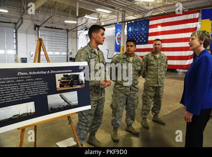 Segretario della Air Force Heather Wilson ascolta attentamente per Capt. Cody Stocker, 790th squadrone manutenzione operazioni comandante di volo, durante il suo tour Agosto 8, 2018 a F.E. Warren Air Force Base, Wyo. Stocker stava discutendo la manodopera del novantesimo gruppo manutenzione e come usare le risorse critiche per completare efficacemente la loro missione. Wilson ha visitato la base per sottolineare l importanza dell'ala della missione di dissuasione e di ringraziare il aviatori per assicurare che essa è compiuta in modo sicuro, in modo sicuro ed efficace ogni giorno. Foto Stock