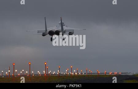 Un F-15C Eagle assegnato all'493rd Expeditionary Fighter Squadron atterra a Keflavik Base aerea, Islanda, 2 agosto 2018, nel corso della NATO aria islandese missione di sorveglianza. Gli alleati della NATO la distribuzione degli aeromobili e al personale di supporto di questa missione critica tre volte l'anno, con gli Stati Uniti responsabili di almeno una rotazione annuale. Foto Stock