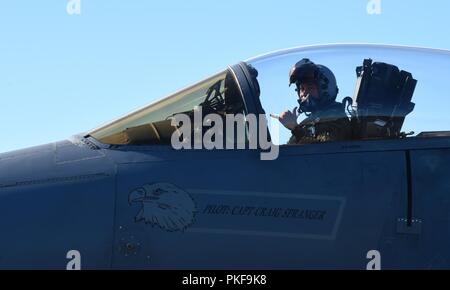 Un pilota assegnato all'493rd Expeditionary Fighter Squadron taxi verso il basso la Flightline in un F-15C Eagle Keflavik Base aerea, Islanda, il 6 agosto 2018, a sostegno della NATO aria islandese missione di sorveglianza. Pur fornendo infrastrutture critiche e supporto, l Islanda ha guardato ai suoi alleati della NATO per fornire la sorveglianza aerea e le capacità di intercettazione per soddisfare il suo tempo di pace ha bisogno di preparazione dal 2008. Foto Stock