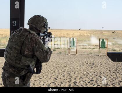 Il personale Sgt. Lawrence Griffin, 366 delle forze di sicurezza veicolo squadrone ufficiale di controllo, incendi a tre round burst come parte del combattimento aereo il comando test di qualificazione per il Defender Challenge 2018 Giugno 30, 2018 a Montagna Home Air Force Base, Idaho. Il Defender challenge test delle forze di sicurezza aviatori di vitale importanza per le abilità di combattimento. Foto Stock