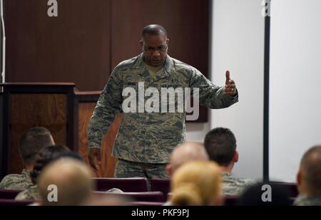 Master Chief Sgt. David Brown, XIX il Comando delle Forze aeree chief, parla agli aviatori durante un NCO tutti chiamare il 6 agosto 2018, sul Columbus Air Force Base, Mississippi. Incontro con il personale tecnico e sergeants dopo la chiamata di tutti Brown ha dato consigli, motivate e ispirate alla prossima generazione di leadership al Columbus AFB. Foto Stock