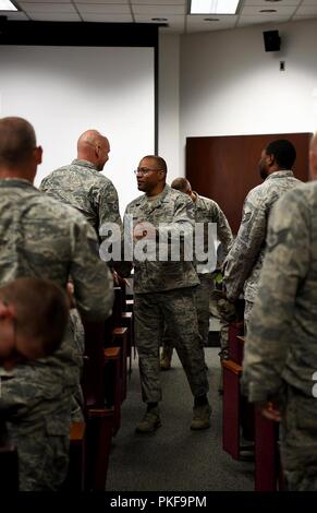 Master Chief Sgt. David Brown, XIX il Comando delle Forze aeree chief, saluta gli avieri dopo una chiamata di tutti il 6 agosto 2018, sul Columbus Air Force Base, Mississippi. Egli ha tenuto una chiamata di tutti per il personale tecnico e sergeants sul Columbus AFB e parlava leggermente sulla sua carriera e quali azioni pensa, dalle sue esperienze, trarrebbe vantaggio oggi personale arruolato. Foto Stock