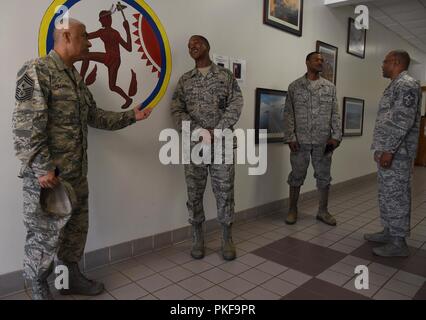 Master Chief Sgt. Raul Villarreal, Jr., XIV Flying ala formazione command chief, parla a Tech Sgt. Crayton Felder, xiv ingegnere civile Squadron pompiere, dopo Capo Comandante Sergente. David Brown, XIX il Comando delle Forze aeree chief, terrà un NCO tutti chiamare il 6 agosto 2018, sul Columbus Air Force Base, Mississippi. Egli ha informato il personale tecnico e sergeants per assicurarsi che essi sono in grado di incidere sulla guerra al terrore ogni volta che mostrano fino a lavoro, perché ognuno è un pezzo di un grande e importante puzzle, mantenendo gli americani di sicuro in qualsiasi momento di qualsiasi giorno. Foto Stock