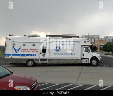 Il Dakota del Sud Air National Guard della Mobile Emergency Operations Center (MEOC) è andato in scena a Camp rapido, Rapid City, S.D. dai membri dell'114Ingegnere Civile Squadron all inizio di agosto durante la Sturgis Bike Rally. Supporto della ottantaduesima civile il Team di supporto che lavorano in Sturgis, S.D., Meoc sarà vicino in caso esso deve essere utilizzato per un'emergenza durante il rally. Foto Stock