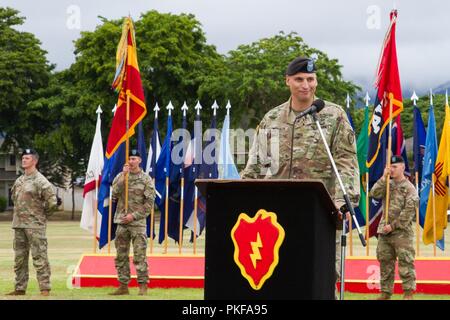 Col. David B. Womack, incoming xxv divisione di fanteria capo del personale, Schofield Barracks, Hawaii, si assume la responsabilità dei dazi nel corso di una cerimonia sul campo Weyand, Schofield caserma, il 10 agosto, 2018. Womack ha precedentemente servita sulla installazione come comandante della brigata 2a combattere la squadra, XXV divisione di fanteria. Foto Stock