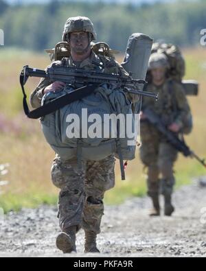 Paracadutisti da parte degli Stati Uniti Esercito dell Alaska quarta brigata di fanteria combattere Team (airborne), XXV divisione di fanteria e l'esercito messicano la Brigada de Fusileros Paracaidistas, condotta joint-airborne formazione oltre Malemute zona di caduta sulla giunzione base Elmendorf-Richardson, Alaska, e il Agosto 9, 2018. Foto Stock