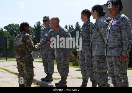 Stati Uniti Esercito Col. Angela Garner, Medico Readiness comando di formazione di base comune di San Antonio, a sinistra, è accolto nel suo ruolo di Vice Direttore di esercizio per Global Medic da membri del guerriero Patriot 2018 leadership a Ft. McCoy Agosto 10, 2018. Patriot Warrior è aria riserva di forza di comando esercizio premier, fornendo un'opportunità per il cittadino di riserva aviatori di allenarsi con giunto e i partner internazionali in airlift, Istituto di medicina aeronautica evacuazione e il supporto della mobilità. Foto Stock