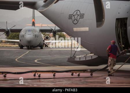 MAFFS 6, un elemento modulare di airborne impianto antincendio in dotazione C-130J Hercules aeromobile dal 146Airlift Wing, California Air National Guard, è visto dietro la sua sorella-craft, MAFFS 4, anche dal 146th, durante una sosta per ricaricare con materiale ignifugo in Stati Uniti Forest Service San Bernardino Airtanker Base, a San Bernardino, in California, e il Agosto 8, 2018. Entrambi MAFFS aerei volò a sostegno di organismi statali a combattere contro il fuoco sacro nelle vicinanze di Orange e di Riverside contee. Foto Stock