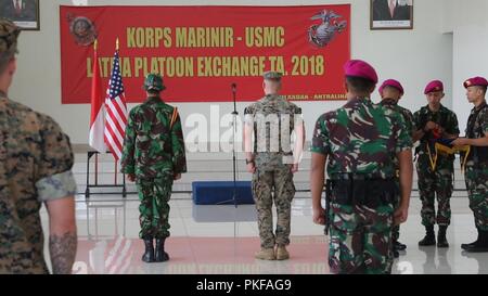 Stati Uniti Marines con Kilo Company, 3d battaglione, 3d reggimento Marine e indonesiano Marines frequentare il Korps Marinir (KORMAR) plotone Exchange 2018 programma cerimonia di apertura in Cilandak, Indonesia, 6 agosto 2018. Il plotone KORMAR programma di scambio tra Indonesia e Stati Uniti comporta che ogni singolo paese inviando un plotone di marines a vivere e a treno insieme in corrispondenza dell'altra base militare. Questo programma migliora la capacità di entrambi i servizi e visualizza il loro costante impegno a condividere le informazioni e di aumentare la capacità di rispondere alle crisi insieme. Foto Stock