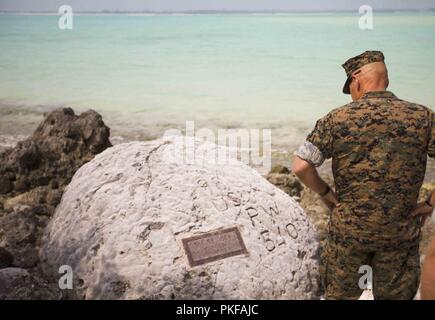 Il comandante del Marine Corps gen. Robert B. Neller legge una lapide sul prigioniero di guerra rock sull isola Wake, 7 Agosto, 2018. Neller hanno visitato l'isola e riflessa sul suo significato durante la Seconda Guerra Mondiale. Foto Stock