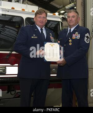 Master Chief Sgt. Anthony M. Lebel, veicolo fleet manager assegnato al 157Missione Gruppo di supporto, riceve il suo pensionamento certificato da Col. Christopher W. Hurley, Comandante del 102º MSG, Vermont Air National Guard, durante una cerimonia tenutasi il 11 agosto, 2018 a Pease Air National Guard Base, N.H. Lebel uniti Air Force nel 1983 e si è ritirato dopo più di 35 anni di servizio. ( Foto Stock