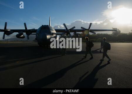 Servicemembers dall'U.S. Air National Guard, Esercito Guardia nazionale, Navy Reserve e Marine Corps Reserve iniziano a bordo di una C-130 Hercules all'Aeroporto di Kahului in Maui, Hi, il 10 agosto 2018. Tropic Care Maui County 2018 è una joint-servizio, "hands-on" disponibilità missione di formazione offrendo nessun costo di personale medico, dentistico e vision servizi alle persone in sei posizioni in tutta Maui Molokai e Lanai da Agosto 11-19. Foto Stock