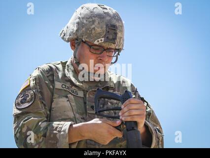 La riserva di esercito di Spc. Edmundo Cuevas, chimici, biologici, radiologici e nucleari (CBRN) specialista e nativo di Chicago, Illinois assegnato al 379 Chemical Company, 472nd battaglione chimico, 209th regionale gruppo di supporto, 76th la risposta operativa comando, si collega un tubo flessibile a un ugello di spruzzo come la sua unità si prepara per operazioni di decontaminazione a Orogrande, Nuovo Messico, 7 agosto. Quasi cinquanta soldati dal 379 Chem. Co., 472nd Chem. Bn, 209th RSG, 76th ORC, trascorse gli ultimi giorni qui a condurre una serie di operazioni di decontaminazione con active duty Esercito e unità di riserva. Il multi-da Foto Stock