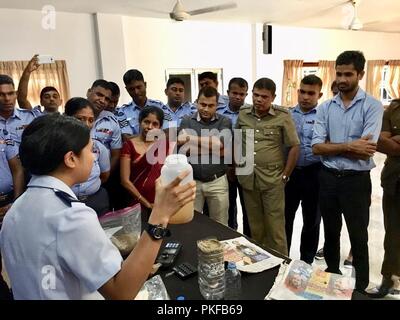 Stati Uniti Air Force Capt. L'Inna Salunga, XVIII Medical Group theatre salute chief, Kadena Air Base, Giappone, dimostra un filtro a sabbia acqua tecnica di trattamento a Sri Lanka Air Force Base Aerea Hingurakgoda, Sri Lanka, 10 Agosto, 2018. Stati Uniti e servizio SLAF membri shared migliori pratiche mediche e di fornire una vasta gamma di servizi medici per i residenti locali. Attraverso l'esercizio pacifico Angelo 18-4, il militare degli Stati Uniti ha portato la discussione di gruppo per acqua crisi e catastrofi con lo Sri Lanka Air Force membri, sanità pubblica di ispettori e medici. Angelo PAC supporta U.S. Pacifico Comando la costruzione di capacità Foto Stock