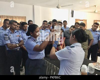 Stati Uniti Air Force Capt. L'Inna Salunga, XVIII Medical Group theatre salute chief, Kadena Air Base, Giappone e Sir Lanka Squadron Leader Himali Mendis, dimostrare il filtro dell'acqua di trattamento per tecniche di sorveglianza dell'acqua esperto in materia di exchange a Sri Lanka Air Force (SLAF) Air Base Hingurakgoda, Sri Lanka, 10 Agosto, 2018. Stati Uniti e servizio SLAF membri shared migliori pratiche mediche e di fornire una vasta gamma di servizi medici per i residenti locali. Fornitori di assistenza sanitaria dal Bangladesh, Nepal e Maldive sono anche partecipanti. Esercizio Pacifico Angelo 18-4 promuove le collaborazioni anche se Foto Stock