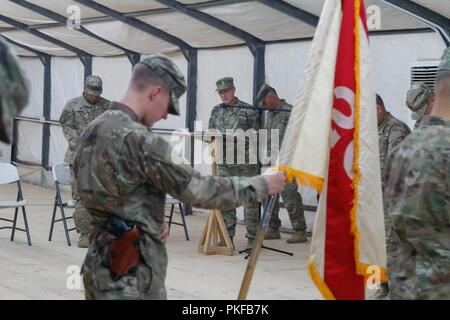 Stati Uniti Esercito il Mag. Jon Pirtle, cappellano per HHC 201st Regional Support Group (RSG), offre la benedizione per il trasferimento di autorità cerimonia con 139a RSG Al Asad Air Base, Iraq, 10 Agosto, 2018. Questa cerimonia significata la fase finale nel processo di HHC 201st RSG ad assumere responsabilità e autorità come una base operativa integratore di supporto a sostegno della Combined Joint Task Force - operazione inerente a risolvere. Foto Stock