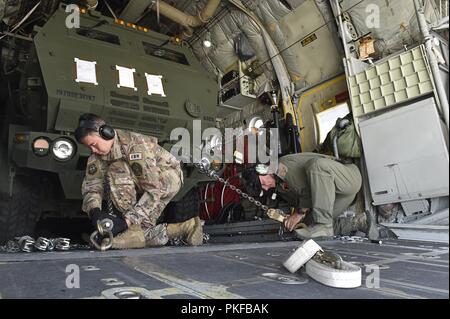 Stati Uniti Air Force Airman 1. Classe Blythe Ignacio, 821st risposta di emergenza supporto antenna squadrone porter, e Air National Guard Master Sgt. Robert Haffly, 165Airlift Wing loadmaster, fissare un esercito M142 High Mobility Artillery Rocket System su un C-130H Hercules aeromobili, durante l'esercizio sciopero del Nord a temoli Army Airfield, Mich il Agosto 8. Sciopero del Nord è una solida preparazione militare esercizio coordinato dall'esercito del Michigan Guardia Nazionale quali funzioni congiunte e multi-nazionale le forze armate di lavorare insieme per la forza totale integrazione. Foto Stock