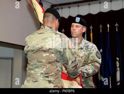 Il comando Sgt. Il Mag. Billy J. Norman accetta la U.S. Army Garrison Giappone i colori da Col. Phillip K. Gage, garrison commander, 10 agosto durante un' assunzione di responsabilità cerimonia nel Camp Zama comunità Club. Così facendo, Norman accetta il suo nuovo ruolo come il Giappone USAG il comando sergente maggiore e della guarnigione nuovi arruolati senior advisor. Foto Stock