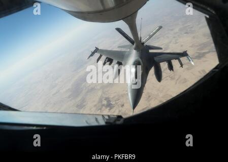 Un U.S. Air Force F-16 Fighting Falcon corregge se stesso come esso riceve in volo di carburante da un KC-135 Stratotanker assegnato al ventottesimo Expeditionary Air Refuelling Squadron durante un rifornimento di antenna di missione a sostegno di funzionamento inerenti risolvere sull Iraq, 11 Agosto, 2018. La F-16 Fighting Falcon è un compatto, multi-ruolo di aerei da combattimento. È estremamente manovrabile e ha dimostrato in combattimento air-air e aria-attacco superficiale. Foto Stock