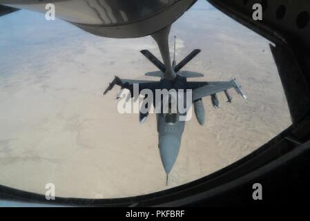 Un U.S. Air Force F-16 Fighting Falcon riceve in volo di carburante da un KC-135 Stratotanker assegnato al ventottesimo Expeditionary Air Refuelling Squadron durante un rifornimento di antenna di missione a sostegno di funzionamento inerenti risolvere sull Iraq, 11 Agosto, 2018. La F-16 Fighting Falcon è un compatto, multi-ruolo di aerei da combattimento. È estremamente manovrabile e ha dimostrato in combattimento air-air e aria-attacco superficiale. Esso fornisce un relativamente a basso costo e alte prestazioni sistema di arma per gli Stati Uniti e le nazioni alleate. Foto Stock