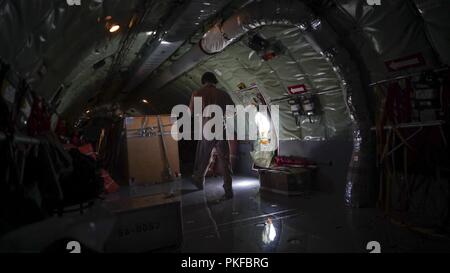 Un U.S. Air Force KC-135 Stratotanker pilota, assegnato al ventottesimo Expeditionary Air Refuelling Squadron, cammina verso la parte posteriore del velivolo durante un rifornimento di aria di missione a sostegno di funzionamento inerenti risolvere le operazioni aeree sull Iraq, 11 Agosto, 2018. Il KC-135 antenna fornisce il rifornimento a Stati Uniti e le forze della coalizione a sostegno di funzionamento inerenti a risolvere e sostegno deciso negli Stati Uniti Comando centrale area di responsabilità. L'aria effettua il rifornimento di carburante è un componente vitale di operazioni di volo di aeromobili che consente di rimanere più a lungo in volo e il sostegno degli Stati Uniti e le forze della coalizione in aria e a terra. Foto Stock