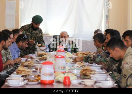 PUL-E 'ALAM, Afghanistan (5 agosto 2018) - esercito nazionale afghano Col. Hakim ospita un pranzo per i consulenti sulla base afghana Camp Maiwand nella provincia di Logar. Foto Stock