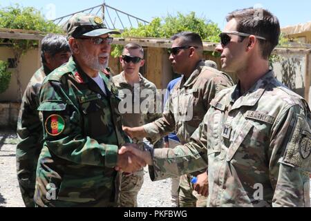 PUL-E 'ALAM, Afghanistan (5 agosto 2018) - esercito nazionale afghano Col. Hakim scuote le mani con 1a forza di sicurezza brigata di assistenza (SFAB) advisor U.S. Esercito Capt. Tono Biggs dopo una missione di consulenza sulla base di afghani Camp Maiwand nella provincia di Logar. Foto Stock