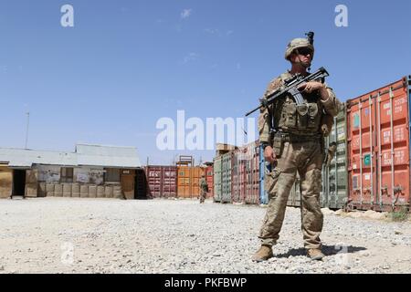 PUL-E 'ALAM, Afghanistan (7 agosto 2018) - USA Army Sgt. John White fornisce la sicurezza per la prima forza di sicurezza brigata di assistenza (SFAB) come essi consigliano di quarta brigata, 203rd Corps' 4° Kandak nella provincia di Logar. Membri della terza divisione di fanteria (3ID) forniscono la protezione per i consulenti in modo che possano concentrarsi sulla loro missione. Foto Stock