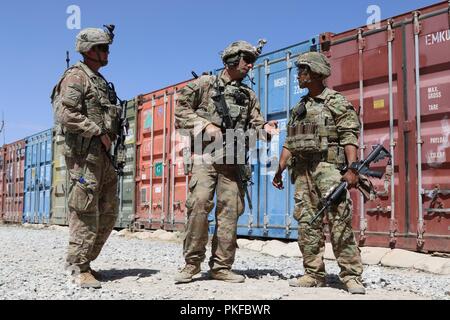 PUL-E 'ALAM, Afghanistan (7 agosto 2018) - USA Il personale dell'esercito Sgt. Zachary Myott mentor i suoi soldati in quanto essi forniscono la protezione per la prima forza di sicurezza brigata di assistenza (SFAB) nella provincia di Logar. Membri della terza divisione di fanteria (3ID) forniscono la protezione per i consulenti in modo che possano concentrarsi sulla loro missione. Foto Stock