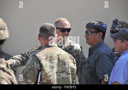 Il Mag. Randy generale A. George conduce la circolazione sul campo di battaglia presso la gamma Oberdachstetten complessa, Germania, 3 Agosto, 2018. La quarta divisione di fanteria Comandante Generale ha visitato con i soldati del 404 Aviazione Battaglione di supporto, 4a combattere la Brigata Aerea, come essi partecipano all operazione Atlantic risolvere. Atlantic risolvere è una dimostrazione di continuato impegno USA di una collettiva della sicurezza europea attraverso una serie di azioni destinate a rassicurare gli alleati della NATO e gli altri partner europei d'America la dedizione per una pace duratura e la stabilità di tutta l'Europa. Foto Stock