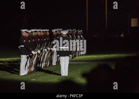 Caporale Christopher Ochoa, fucile inspector, U.S. Marine Corps Silent Drill Platoon, si prepara ad eseguire un fucile ispezione durante un venerdì sera Parade presso caserma marini di Washington D.C., il 10 agosto 2018. L ospite d onore per la sfilata è stato il segretario della Marina Militare, Richard V. Spencer e l'hosting ufficiale è stato il Comandante del Marine Corps, Gen. Robert B. Neller. Foto Stock