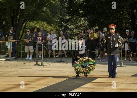 I soldati della terza U.S. Reggimento di Fanteria, "La vecchia guardia", prepararsi per una ghirlanda di cerimonia di posa da esercito prima presso il Cimitero Nazionale di Arlington, il 10 agosto 2018 in Arlington, Virginia per contrassegnare il proprio centesimo compleanno, soldati e senior leadership da prima armata ha visitato le tombe di alcuni personaggi di spicco provenienti da tutta l'unità più celebri della storia. Una ghirlanda di pubblico la cerimonia di posa è stato anche tenuto presso la tomba del generale dell'esercito John J. Pershing, l'unità di primo comandante generale. Foto Stock