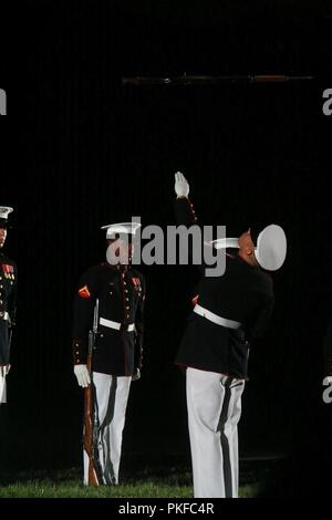 Caporale Christopher Ochoa, fucile inspector, U.S. Marine Corps Silent Drill Platoon, si prepara a prendere un fucile durante un venerdì sera Parade presso caserma marini di Washington D.C., il 10 agosto 2018. L ospite d onore per la sfilata è stato il segretario della Marina Militare, Richard V. Spencer e l'hosting ufficiale è stato il Comandante del Marine Corps, Gen. Robert B. Neller. Foto Stock