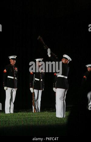 Caporale Christopher Ochoa, fucile inspector, U.S. Marine Corps Silent Drill Platoon, ispeziona un fucile durante un venerdì sera Parade presso caserma marini di Washington D.C., il 10 agosto 2018. L ospite d onore per la sfilata è stato il segretario della Marina Militare, Richard V. Spencer e l'hosting ufficiale è stato il Comandante del Marine Corps, Gen. Robert B. Neller. Foto Stock