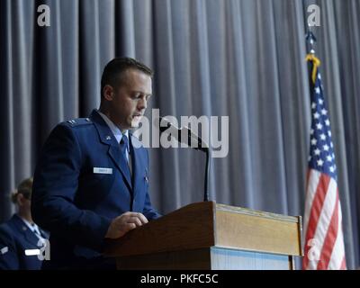 Il cap. Jeffrey Bartz, un cappellano assegnato all'l'attacco 107th ala, New York La Guardia Nazionale, dà l invocazione all'inizio di una cerimonia di promozione per Col. Eric Laughton, comandante della 107th gruppo medico, 107th ATKW, a Niagara Falls riserva d'aria Stazione, N.Y., 11 Agosto, 2018. La cerimonia ha avuto luogo durante la perforazione e il weekend è frequentato da aviatori, la famiglia e gli amici. Foto Stock