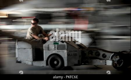 Stati Uniti Air Force Senior Airman James Bridge, 77th Manutenzione aeromobili unità di carico equipaggio membro del team, opera una bomba loader Shaw Air Force Base, S.C., e il Agosto 9, 2018. La bomba caricatore è utilizzata dal carico di membri di equipaggio per facilitare il trasporto di munizioni che gli avieri potrebbe non essere in grado di trasportare a mano. Foto Stock