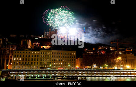 I fuochi d'artificio Sulle colline Fourvière durante l'Fêtes des lumières a Lione (Francia, 06/12/2009) Foto Stock