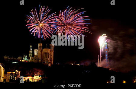 I fuochi d'artificio Sulle colline Fourvière durante l'Fêtes des lumières a Lione (Francia, 06/12/2009) Foto Stock