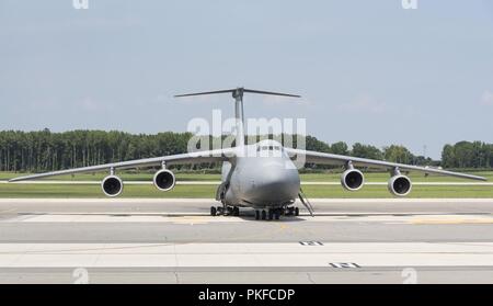 Una C-5M Super Galaxy è parcheggiato sulla linea di volo il 10 agosto 2018 alla Dover Air Force Base, Del. diciotto C-5MS vengono assegnati a Dover AFB. Foto Stock