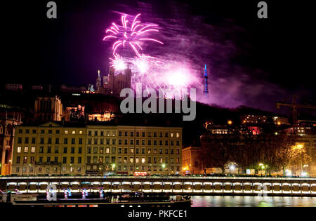 I fuochi d'artificio Sulle colline Fourvière durante l'Fêtes des lumières a Lione (Francia, 06/12/2009) Foto Stock