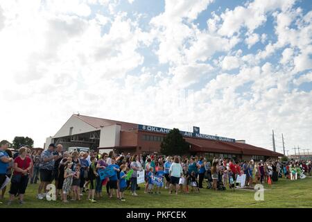 Gli amici e i familiari dei membri della 138th Fighter Wing si radunano i flightline, e il Agosto 5, 2018 a Tulsa Air National Guard Base in Tulsa, Oklahoma. Avieri sono stati accolti a casa dai leader dell'Oklahoma Guardia nazionale, 138th FW leadership e quasi 1.000 amici e famiglie. Foto Stock