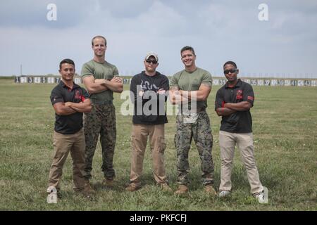 Marines dal MCRD Parris Island Team di tiro posano per una foto a Camp Perry, Ohio Agosto 1, 2018. I membri sono, da sinistra a destra, Sgt. Thomas Colyard, Cpl. Trevor Keith, GySgt. Josh Heckman, Sgt. Cody Cheney e Cpl. Victor Irizarry. I marines erano a Camp Perry per la precisione di tiro civile nazionale del programma corrisponde a luglio 23 attraverso il Agosto 5. Il trofeo nazionale Rifle partite sono un annuale festival sportivi stabilito dal congresso e il Presidente Roosevelt nel 1903. La manifestazione accoglie oltre 6.000 partecipanti, compreso tra inizio tiratori al mondo's top-esecuzione di concorrenti. Shoote Foto Stock